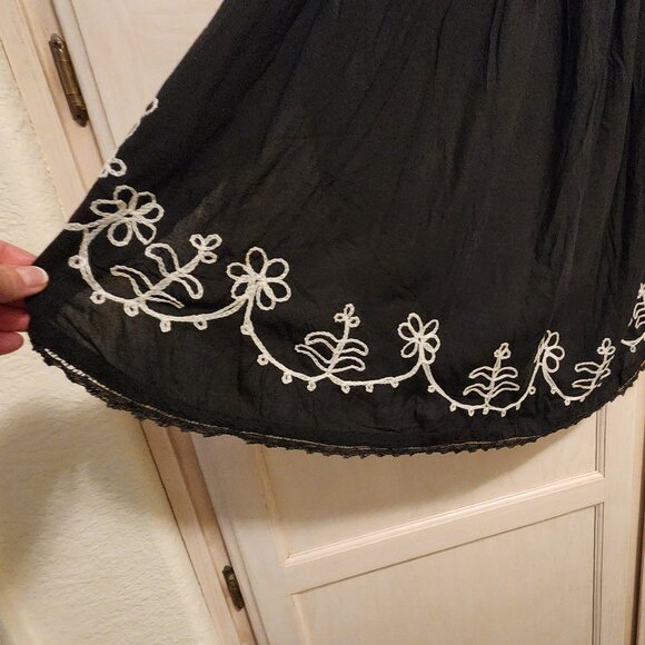 Boho Style Black Strapless Dress!!! (M) White Floral Embroidery & Flowing A Line - Picture 5 of 8